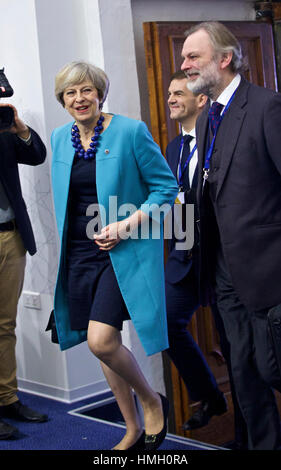 La Valletta, Malta. 3 febbraio, 2017. Il Primo Ministro inglese Theresa Maggio (L) arriva a frequentare l'Unione europea Vertice informale che si terrà a La Valletta, Malta, Febbraio 3, 2017. Credito: Jin Yu/Xinhua/Alamy Live News Foto Stock