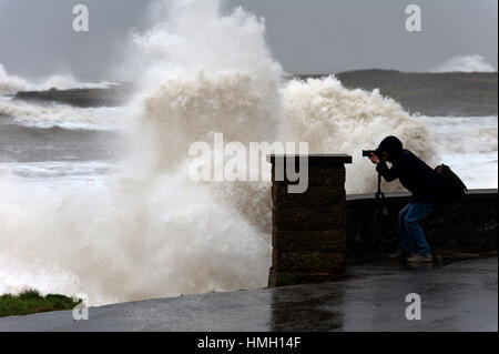 Porthcawl, DI MID GLAMORGAN, GALLES, UK. 3 febbraio 2017. Porthcawl, DI MID GLAMORGAN, GALLES, UK. Molti fotografi venuti a Porthcawl per catturare le immagini delle onde come onde enormi hanno colpito il sud del Galles resort di Porthcawl DI MID GLAMORGAN, GALLES, UK. © Graham M. Lawrence/Alamy Live News Foto Stock