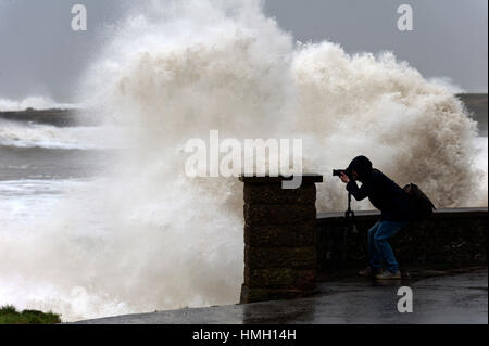 Porthcawl, DI MID GLAMORGAN, GALLES, UK. 3 febbraio 2017. Porthcawl, DI MID GLAMORGAN, GALLES, UK. Molti fotografi venuti a Porthcawl per catturare le immagini delle onde come onde enormi hanno colpito il sud del Galles resort di Porthcawl DI MID GLAMORGAN, GALLES, UK. © Graham M. Lawrence/Alamy Live News Foto Stock