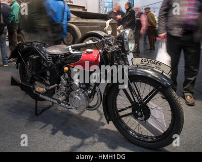 Bremen, Germania. 02Feb, 2017. Un Zuendapp motorscycle K500 dal 1933s een presso lo stand del PS Speicher da Einbeck, Germania al Bremen Classic Motorshow (03 al 05 febbraio 2017) presso la fiera di Brema, Germania, 02 febbraio 2017. Le mostre speciali di quest'anno sono "70 anni di Zuendapp " e " Il Tesoro di Karmann." Foto: Ingo Wagner/dpa/Alamy Live News Foto Stock