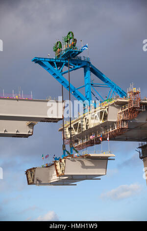 South Queensferry, Scotland, Regno Unito. 3 febbraio, 2017. L'ultimo tratto di strada della nuova Firth of Forth Bridge la Queensferry Crossing è sollevata in posizione di Richard credito Fotografia di Newton/Alamy Live News Foto Stock