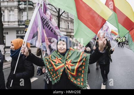 Berlino, Germania. 3 febbraio, 2017. Circa 125 manifestanti rally per il leader dell'organizzazione kurda "PKK ' Abdullah Ocalan. L occasione è stato il diciottesimo anniversario della detenzione di Abdullah Öcalan - a metà febbraio 1999. Su un foglio, la liberazione di Ocalan e i negoziati di pace sono stati chiamati per l. Il governo turco ha recentemente discusso la possibilità della reintroduzione della pena di morte, così carcerati Ã-calan minaccia anche l'esecuzione. Credito: ZUMA Press, Inc./Alamy Live News Foto Stock