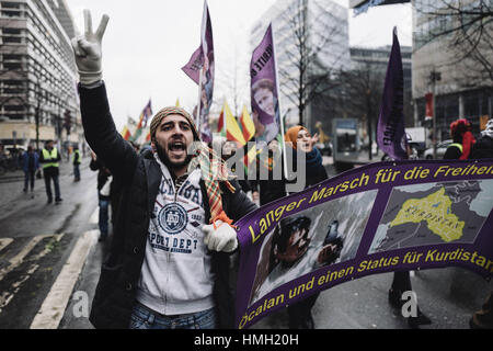 Berlino, Germania. 3 febbraio, 2017. Circa 125 manifestanti rally per il leader dell'organizzazione kurda "PKK ' Abdullah Ocalan. L occasione è stato il diciottesimo anniversario della detenzione di Abdullah Öcalan - a metà febbraio 1999. Su un foglio, la liberazione di Ocalan e i negoziati di pace sono stati chiamati per l. Il governo turco ha recentemente discusso la possibilità della reintroduzione della pena di morte, così carcerati Ã-calan minaccia anche l'esecuzione. Credito: ZUMA Press, Inc./Alamy Live News Foto Stock