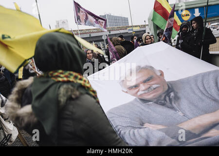 Berlino, Germania. 3 febbraio, 2017. Circa 125 manifestanti rally per il leader dell'organizzazione kurda "PKK ' Abdullah Ocalan. L occasione è stato il diciottesimo anniversario della detenzione di Abdullah Öcalan - a metà febbraio 1999. Su un foglio, la liberazione di Ocalan e i negoziati di pace sono stati chiamati per l. Il governo turco ha recentemente discusso la possibilità della reintroduzione della pena di morte, così carcerati Ã-calan minaccia anche l'esecuzione. Credito: ZUMA Press, Inc./Alamy Live News Foto Stock