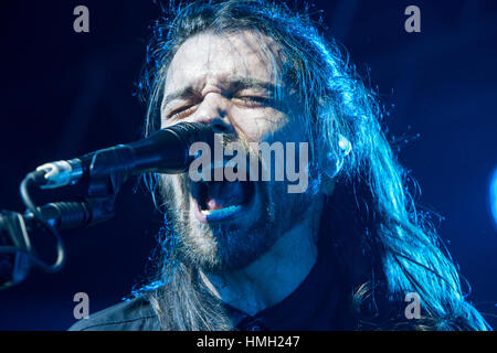 Milano, Italia. 02Feb, 2017. La Scottish rock band BIFFY CLYRO suona dal vivo sul palco a Fabrique durante il 'ellissi Tour' Credito: Rodolfo Sassano/Alamy Live News Foto Stock