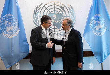 New York, Stati Uniti d'America. 3 febbraio, 2017. Il Ministro tedesco degli Affari Esteri Sigmar GABRIEL (SPD, l) e Antonio Guterres, Segretario Generale delle Nazioni Unite (ONU), si incontrano a New York, US, 3 febbraio 2017. Il nuovo ministro tedesco degli Affari Esteri trascorre due giorni negli Stati Uniti d'America per la sua visita inaugurale. Foto: Bernd von Jutrczenka/dpa/Alamy Live News Foto Stock