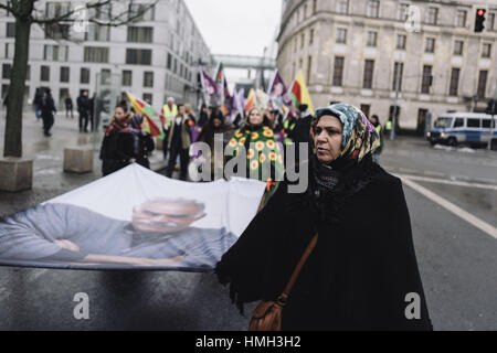 Berlino, Germania. 3 febbraio, 2017. Circa 125 manifestanti rally per il leader dell'organizzazione kurda "PKK ' Abdullah Ocalan. Il corteo di protesta ha portato in tre fasi da Potsdam Stazione Centrale per il Reichstag di Berlino. L occasione è stato il diciottesimo anniversario della detenzione di Abdullah Öcalan - a metà febbraio 1999. Su un foglio, la liberazione di Ocalan e i negoziati di pace sono stati chiamati per l. Credito: ZUMA Press, Inc./Alamy Live News Foto Stock