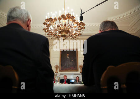 Washington, Stati Uniti d'America. 3 febbraio, 2017. Il Presidente degli Stati Uniti, Donald parla prima di una strategia e di un forum di politica, fiancheggiata da e Chief Executive Officer e Presidente della General Motors Maria Barra (R) in uno stato in sala da pranzo della Casa Bianca il 3 febbraio 2017. Credito: Aude Guerrucci/Piscina via CNP /MediaPunch Foto Stock