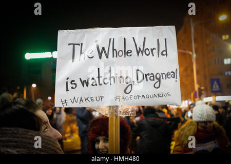 Bucarest, Romania. 3 febbraio, 2017. Diverse migliaia sono viste sulla piazza della Vittoria di fronte alla sede del governo dimostrando contro la proposta dal governo per facilitare anti-Legislazione ad innesto. Credito: Willem Arriens/Alamy Live News Foto Stock