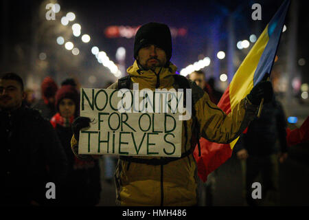 Bucarest, Romania. 3 febbraio, 2017. Diverse migliaia sono viste sulla piazza della Vittoria di fronte alla sede del governo dimostrando contro la proposta dal governo per facilitare anti-Legislazione ad innesto. Credito: Willem Arriens/Alamy Live News Foto Stock