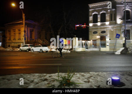 Bucarest, Romania. 3 febbraio, 2017. Diverse migliaia sono viste sulla piazza della Vittoria di fronte alla sede del governo dimostrando contro la proposta dal governo per facilitare anti-Legislazione ad innesto. Credito: Willem Arriens/Alamy Live News Foto Stock