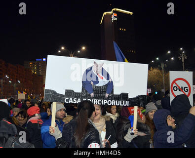 Bucarest, Romania. 3 febbraio, 2017. 300.000 persone sono scese nelle strade per una quarta notte di proteste contro il governo PSD, metà di quel numero qui in Piata Victoriei (Vittoria Sqaure) davanti ai Palazzi del governo. Credito: Douglas MacKenzie/Alamy Live News Foto Stock