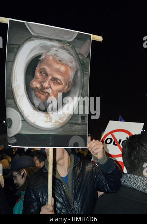 Bucarest, Romania. 3 febbraio, 2017. 300.000 persone sono scese nelle strade per una quarta notte di proteste contro il governo PSD, metà di quel numero qui in Piata Victoriei (Vittoria Sqaure) davanti ai Palazzi del governo. Credito: Douglas MacKenzie/Alamy Live News Foto Stock