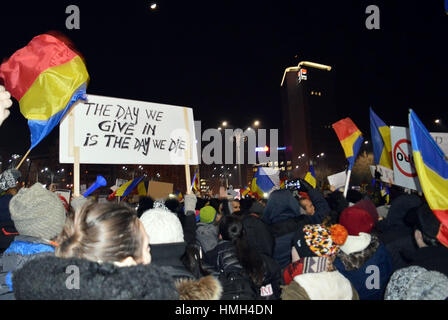 Bucarest, Romania. 3 febbraio, 2017. 300.000 persone sono scese nelle strade per una quarta notte di proteste contro il governo PSD, metà di quel numero qui in Piata Victoriei (Vittoria Sqaure) davanti ai Palazzi del governo. Credito: Douglas MacKenzie/Alamy Live News Foto Stock