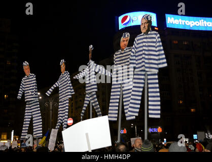 Bucarest, Romania. 3 febbraio, 2017. 300.000 persone sono scese nelle strade per una quarta notte di proteste contro il governo PSD, metà di quel numero qui in Piata Victoriei (Piazza Vittoria) davanti ai Palazzi del governo. Credito: Douglas MacKenzie/Alamy Live News Foto Stock