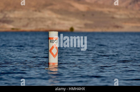 Lake Mead National Recreation Area, Nevada, Stati Uniti d'America. Xii gen, 2016. Una boa diportisti di avvertimento di rocce sommerse è visto al Lago Mead Martedì, Gennaio 12, 2016. Come una lunga siccità continua, un bianco "vasca" ad anello è formata da depositi di minerali a sinistra dopo che l'acqua si abbassarono. Credito: David Becker/ZUMA filo/Alamy Live News Foto Stock