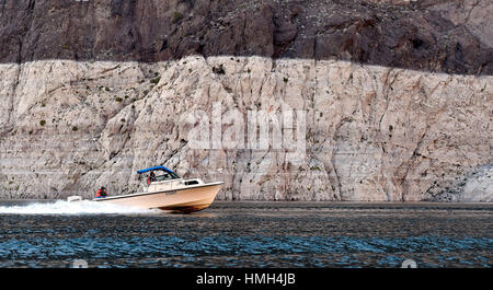 Lake Mead National Recreation Area, Nevada, Stati Uniti d'America. Xii gen, 2016. Una velocità del battello lungo al Lago Mead Martedì, Gennaio 12, 2016. Come una lunga siccità continua, un bianco "vasca" ad anello è formata da depositi di minerali a sinistra dopo che l'acqua si abbassarono. Credito: David Becker/ZUMA filo/Alamy Live News Foto Stock