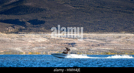 Lake Mead National Recreation Area, Nevada, Stati Uniti d'America. Xii gen, 2016. Una velocità del battello lungo al Lago Mead Martedì, Gennaio 12, 2016. Come una lunga siccità continua, un bianco "vasca" ad anello è formata da depositi di minerali a sinistra dopo che l'acqua si abbassarono. Credito: David Becker/ZUMA filo/Alamy Live News Foto Stock