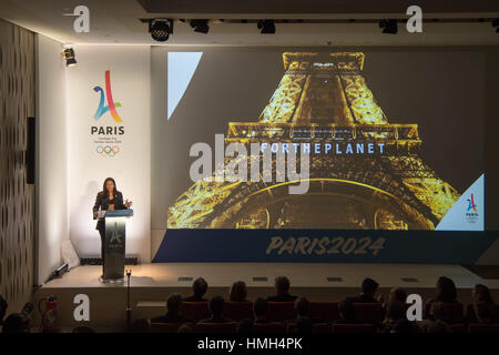 Parigi, Francia. 3 febbraio, 2017. Il sindaco di Parigi Anne Hidalgo dà il suo intervento durante il lancio della campagna internazionale di Parigi come candidato per il 2024 Olimpiadi estive a Parigi. Parigi ha lanciato una serie di attività di promozione offerta di Parigi per ospitare il 2024 Giochi Olimpici. Credito: Chen Yichen/Xinhua/Alamy Live News Foto Stock