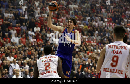 A Belgrado, in Serbia. 3 febbraio, 2017. Cedi Osman (C) di Anadolu Efes con vies Crvena Zvezda's Deon Thompson (L) e Luka Mitrovic durante la loro stagione regolare Round 21 Eurolega di basket corrispondono a Belgrado. Credito: Predrag Milosavljevic/Xinhua/Alamy Live News Foto Stock