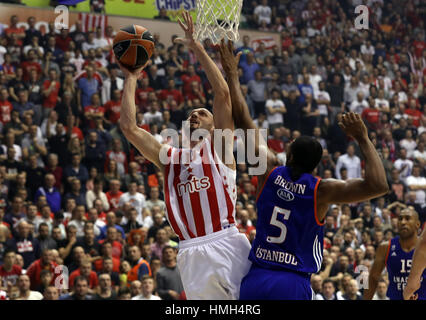 A Belgrado, in Serbia. 3 febbraio, 2017. Crvena Zvezda's Marko Simonovic (L) vies con Derrick Brown di Anadolu Efes durante la loro stagione regolare Round 21 Eurolega di basket corrispondono a Belgrado. Credito: Predrag Milosavljevic/Xinhua/Alamy Live News Foto Stock