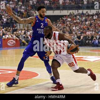 A Belgrado, in Serbia. 3 febbraio, 2017. Crvena Zvezda di Charles Jenkins (R) il sistema VIES con Tyler Honeycutt di Anadolu Efes durante la loro stagione regolare Round 21 Eurolega di basket corrispondono a Belgrado. Credito: Predrag Milosavljevic/Xinhua/Alamy Live News Foto Stock