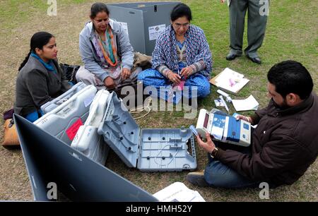 Amritsar, India. 3 febbraio, 2017. Funzionari controllare macchine di voto elettronico per essere utilizzato per il montaggio del Punjab elezioni di Amritsar, nel nord dello stato indiano del Punjab. Credito: Stringer/Xinhua/Alamy Live News Foto Stock