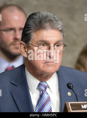 Washington, Distretto di Columbia, Stati Uniti d'America. 29 gen, 2015. Stati Uniti il senatore Joe Manchin (Democratico del West Virginia) ascolta la testimonianza davanti al Senato degli Stati Uniti Comitato sui servizi armati in materia di ''Le sfide globali e gli Stati Uniti Strategia nazionale di sicurezza'' di Washington DC su Giovedi, 29 gennaio 2015. Photo credit: Ron Sachs/CNP/AdMedia Credito: Ron Sachs/AdMedia/ZUMA filo/Alamy Live News Foto Stock