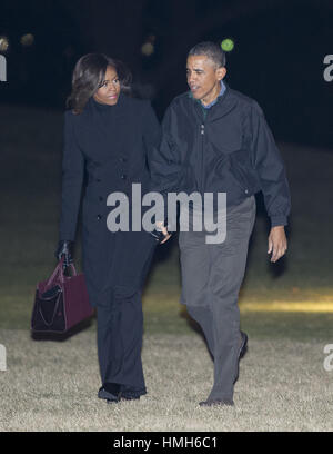 Washington, Distretto di Columbia, Stati Uniti d'America. 28 gen, 2015. Il Presidente degli Stati Uniti Barack Obama e la first lady Michelle Obama arriva sul prato Sud della Casa Bianca di Washington, DC nelle prime ore del mattino di mercoledì, 28 gennaio 2015. Il Presidente e la first lady tornato da una visita di Stato in India e una visita in Arabia Saudita. Photo credit: Ron Sachs/AdMedia Credito: Ron Sachs/AdMedia/ZUMA filo/Alamy Live News Foto Stock