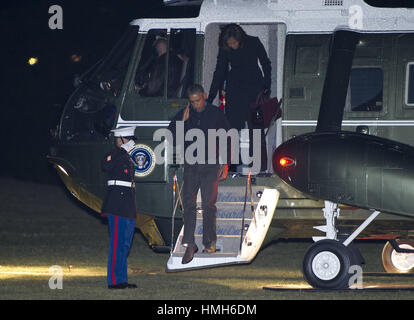 Washington, Distretto di Columbia, Stati Uniti d'America. 28 gen, 2015. Il Presidente degli Stati Uniti Barack Obama saluta la guardia marina come lui e la first lady Michelle Obama arriva sul prato Sud della Casa Bianca di Washington, DC nelle prime ore del mattino di mercoledì, 28 gennaio 2015. Il Presidente e la first lady tornato da una visita di Stato in India e una visita in Arabia Saudita. Photo credit: Ron Sachs/AdMedia Credito: Ron Sachs/AdMedia/ZUMA filo/Alamy Live News Foto Stock