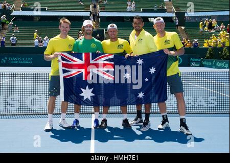 Melbourne, Australia. 4 febbraio, 2017. Australian Davis Cup i membri del team John coetanei, Giordania Thompson, capitano Lleyton Hewitt, Nick Kyrgios e Sam Groth (da L a R) celebrare dopo Sam Groth e John coetanei ha vinto il uomini doppio match contro Jiri Vesely e Jan Satral della Repubblica ceca a Davis Cup World Group primo round in abbinamento a Kooyong Lawn Tennis Club di Melbourne, Australia, Febbraio 4, 2017. Sam Groth e John coetanei vinto 3-0. Australia conduce da 3-0. Credito: Bai Xue/Xinhua/Alamy Live News Foto Stock