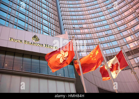 Hong Kong, Hong Kong, Cina. 3 febbraio, 2017. HONG KONG, CINA - 3 febbraio: Four Seasons Hotel in finanza Street, Hong Kong il 3 febbraio 2017. Finanziere Xiao Jianhua, fondatore di Pechino a base di gruppo domani, si era fermato a lungo termine ad Hong Kong Luxury Four Seasons hotel prima di essere rapiti dalla terraferma agenti. Le bandiere di Hong Kong, Cina e Canada fly fianco a fianco all'esterno la facciata Credito: Jayne Russell/ZUMA filo/Alamy Live News Foto Stock