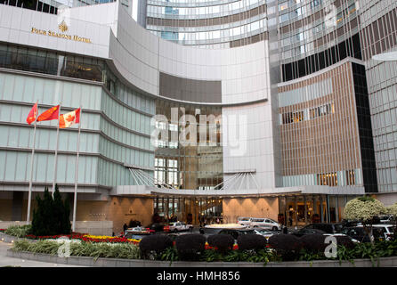 Hong Kong, Hong Kong, Cina. 3 febbraio, 2017. HONG KONG, CINA - 3 febbraio: Four Seasons Hotel in finanza Street, Hong Kong il 3 febbraio 2017. Finanziere Xiao Jianhua, fondatore di Pechino a base di gruppo domani, si era fermato a lungo termine ad Hong Kong Luxury Four Seasons hotel prima di essere rapiti dalla terraferma agenti. Le bandiere di Hong Kong, Cina e Canada fly fianco a fianco all'esterno la facciata Credito: Jayne Russell/ZUMA filo/Alamy Live News Foto Stock