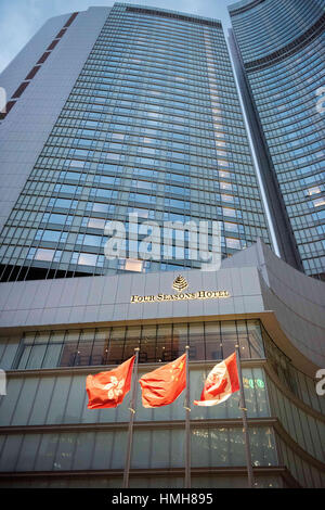 Hong Kong, Hong Kong, Cina. 3 febbraio, 2017. HONG KONG, CINA - 3 febbraio: Four Seasons Hotel in finanza Street, Hong Kong il 3 febbraio 2017. Finanziere Xiao Jianhua, fondatore di Pechino a base di gruppo domani, si era fermato a lungo termine ad Hong Kong Luxury Four Seasons hotel prima di essere rapiti dalla terraferma agenti. Le bandiere di Hong Kong, Cina e Canada fly fianco a fianco all'esterno la facciata Credito: Jayne Russell/ZUMA filo/Alamy Live News Foto Stock