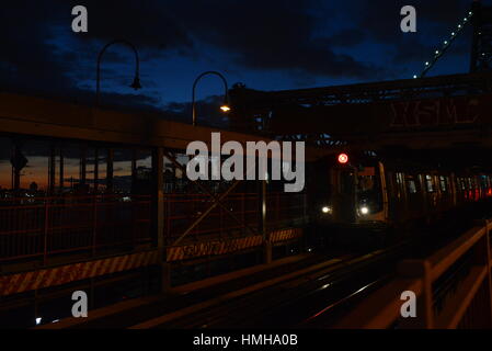 Williamsburg Bridge di notte, Brooklyn, New York City Foto Stock