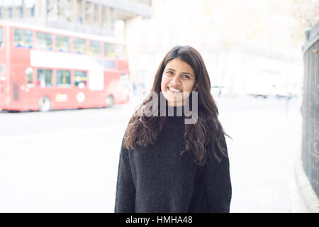 Studenti stranieri provenienti da Asia ed Europa orientale rappresentano sulle strade di Londra per un collegio broucher fotografia Foto Stock