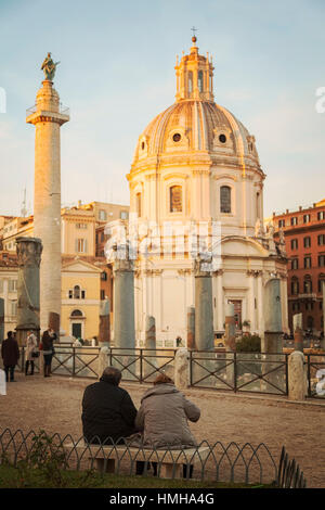 Roma, Italia - 07 gennaio 2014. Persone che guardano verso la colonna Trajans - colonna Traiana- e la chiesa di Santa Maria di Loreto. Foto Stock