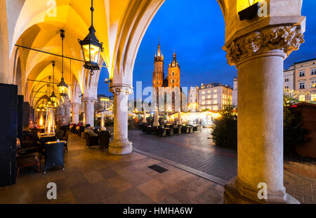 Santa Maria la Basilica di panno hall cafe noworolski mercatino di Natale la piazza principale di Cracovia Cracovia Polonia Foto Stock