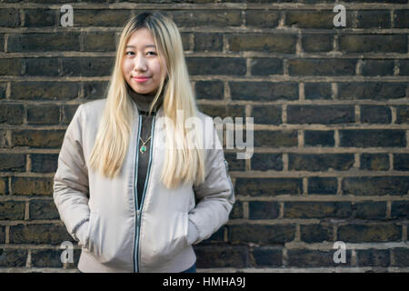 Studenti stranieri provenienti da Asia ed Europa orientale rappresentano sulle strade di Londra per un collegio broucher fotografia Foto Stock