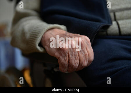 Uomo vecchio, la cura e la malattia, Alter Mann, Pflege, Krankheit Foto Stock