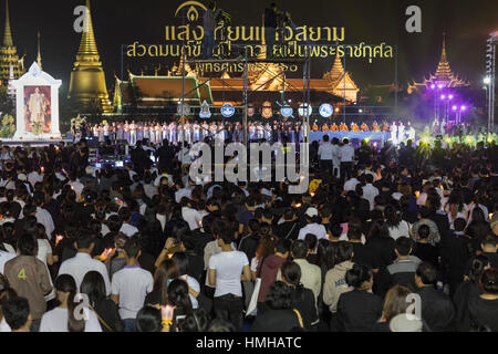 Persone in lutto con candele per il defunto Re Bhumibol Adulyadej a Sanam Luang, il Grand Palace, Bangkok, Thailandia Foto Stock