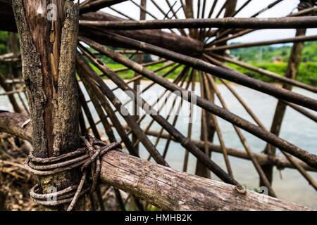 In prossimità di una su misura di ruota di acqua di legno Foto Stock