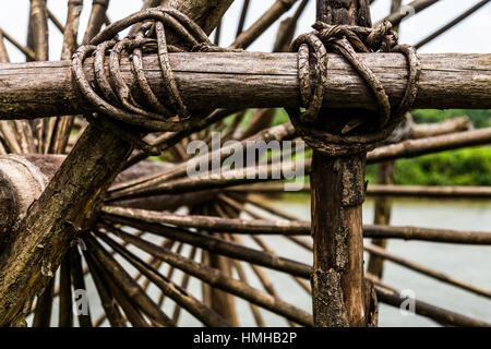 In prossimità di una su misura di ruota di acqua di legno Foto Stock