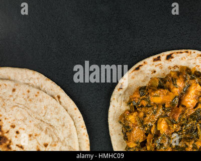 Indiano Vegetariano saag paneer con chipattis pane piatto Foto Stock