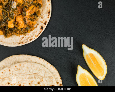 Indiano Vegetariano Saag Paneer con Chipattis pane piatto Foto Stock