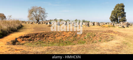 Antichi vasi in pietra e moderna al cratere di una bomba nella pianura di vasi, vicino Phonsevan, Xiang Khouang Provincia, Laos Foto Stock