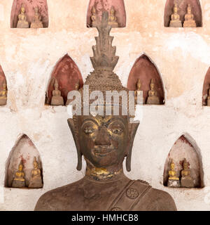 Wat Si Saket Statue di Buddha, Vientiane, Laos Foto Stock