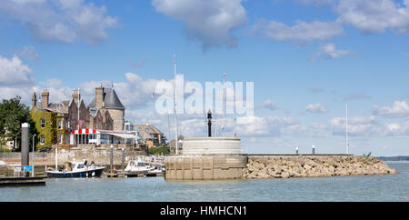 Il Royal Yacht Squadron presso la foce del fiume Medina a Cowes, Isola di Wight. Picture Data: lunedì 14 luglio, 2014. Fotografia da Christopher Ison Foto Stock