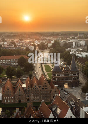 Vista aerea della città di Lubecca, Germania, al tramonto Foto Stock