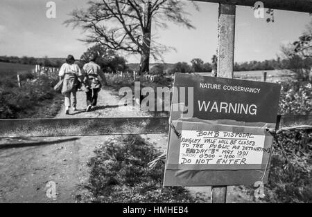 Army Bomb Disposal team che si occupano di alcuni ordigni di guerra mondiale due inesplosi trovati a Kingley vale la Riserva Naturale, vicino a Chichester, West Sussex Foto Stock